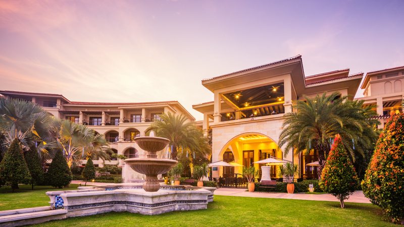 小型公司在选择团建包吃住方案时，通常会从以下几个方面进行考量：